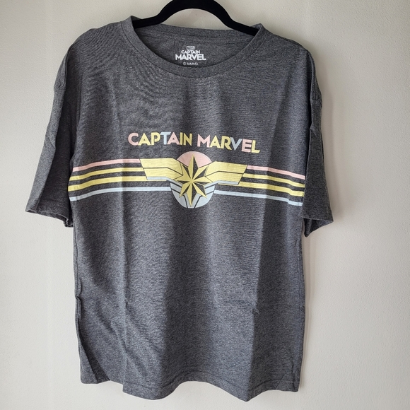 2/$20 Captain marvel grey short sleeve tshirt with logo across the front Size L - Picture 1 of 6